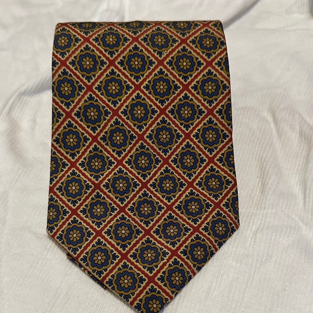 Elegant Floral Patterned Tie